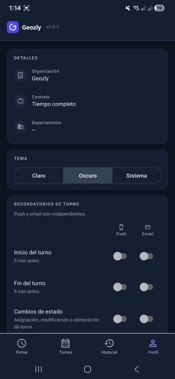 App móvil de Geozly (modo oscuro): pantalla del empleado con su turno y botón de fichaje