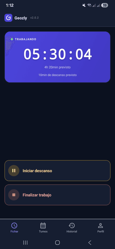 App móvil de Geozly (modo oscuro) con la pantalla de fichaje del empleado
