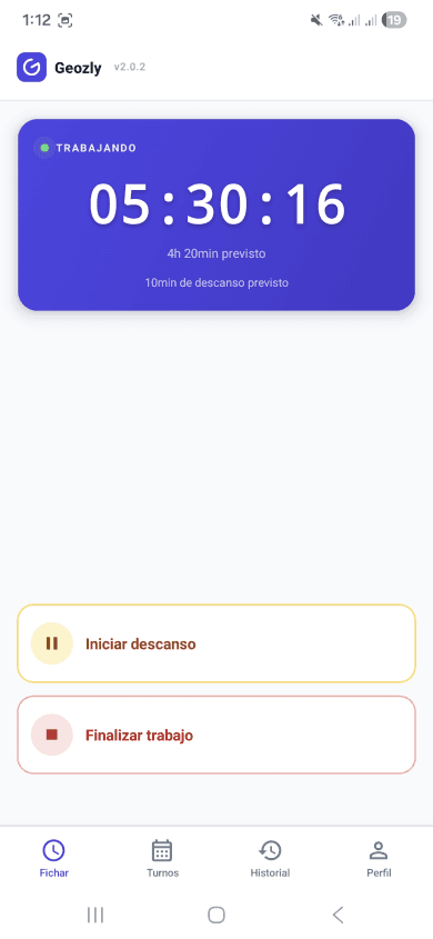 App móvil de Geozly con la pantalla de fichaje del empleado