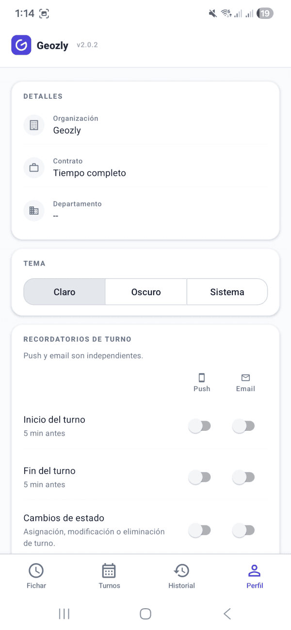 App móvil de Geozly: pantalla del empleado con su turno y botón de fichaje