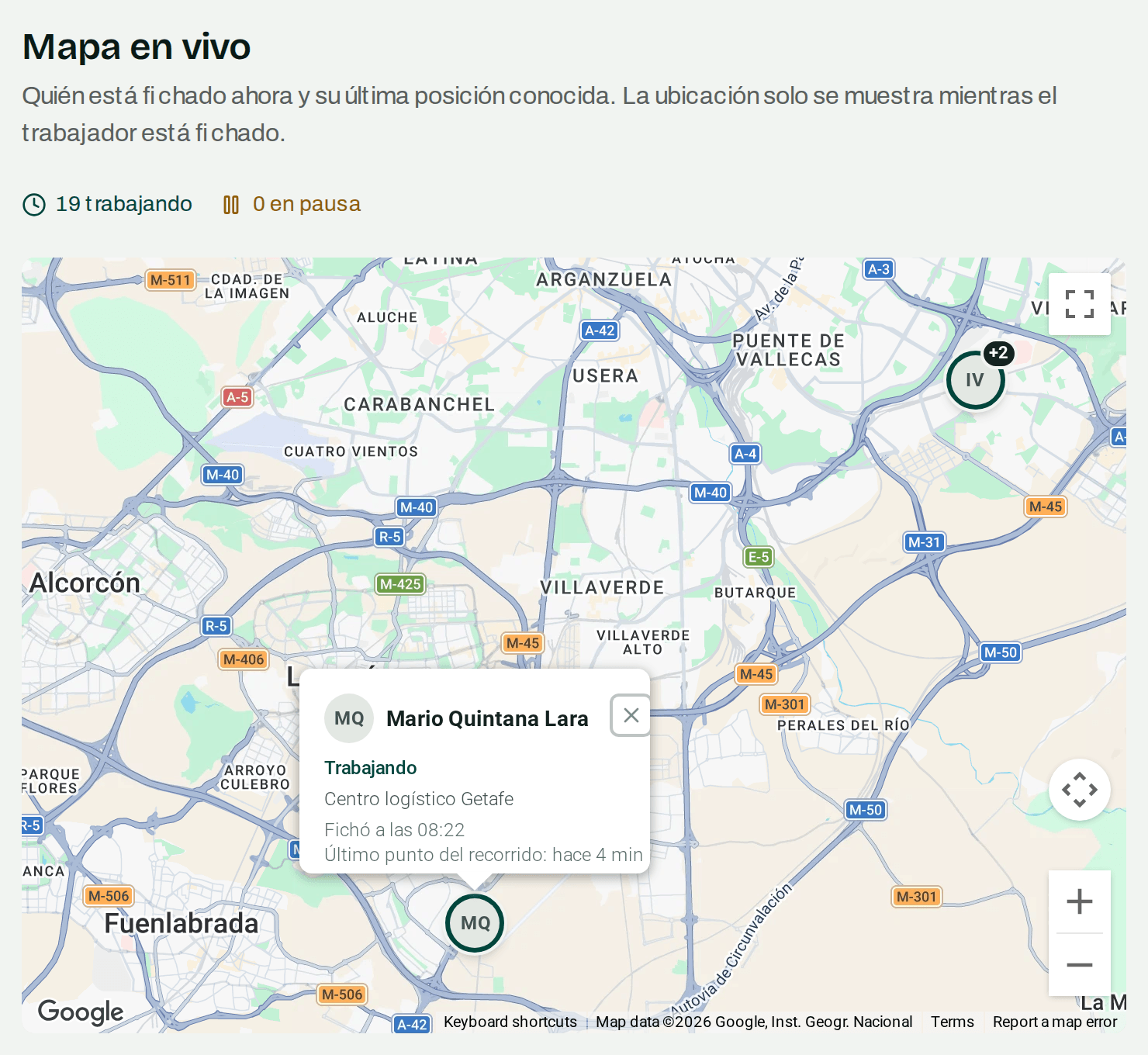 Mapa con las personas que están trabajando; el globo de una de ellas dice a qué hora fichó y que su última posición es un punto del recorrido, con cuánto hace.